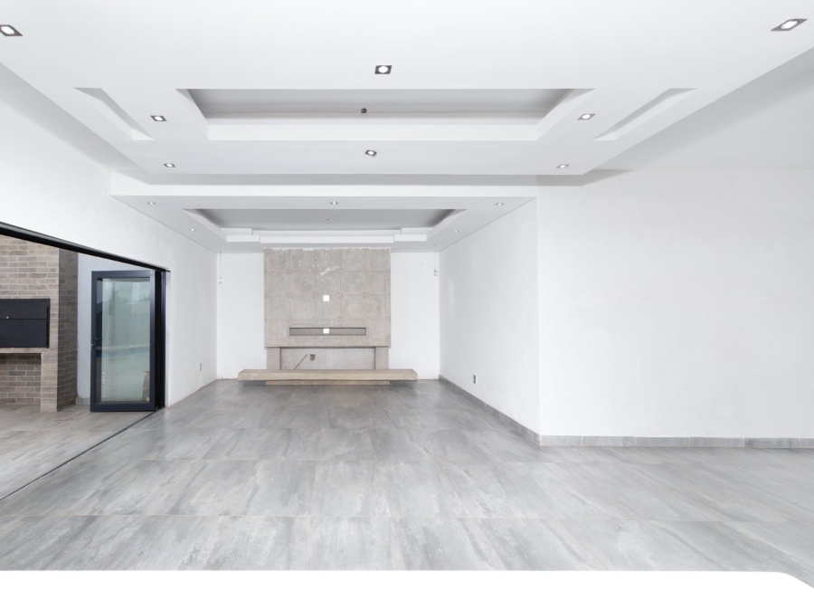 6 Bedroom Property for Sale in Gateway Manor North West
